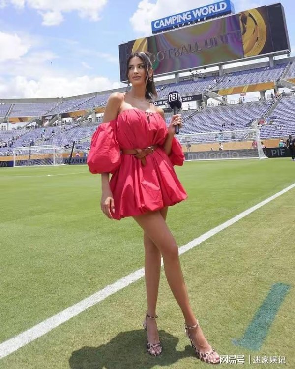 创富配资 意大利美女主持Eleonora：性感与气质并存