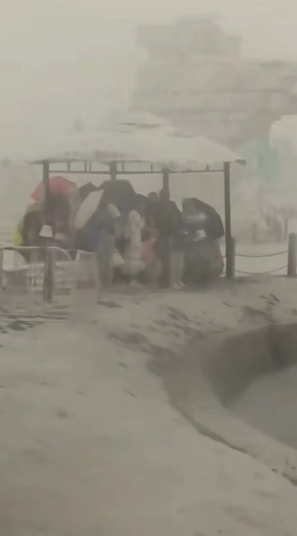 宝牛配 “人在跑魂在追！”青海茶卡盐湖景区遇暴风雨，游客挤凉亭躲避，回应：已采取应急措施