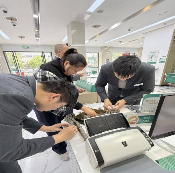 易盛通 孝昌农行：硬币“山”前显担当 暖心服务见真章